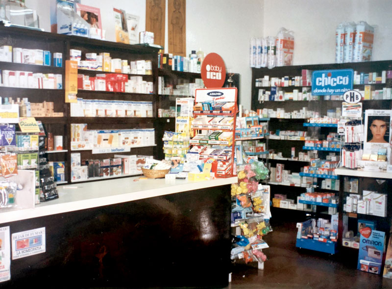 Aspecto interior de la farmacia en 1975