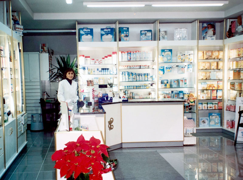 Aspecte interior de la farmàcia el 1992